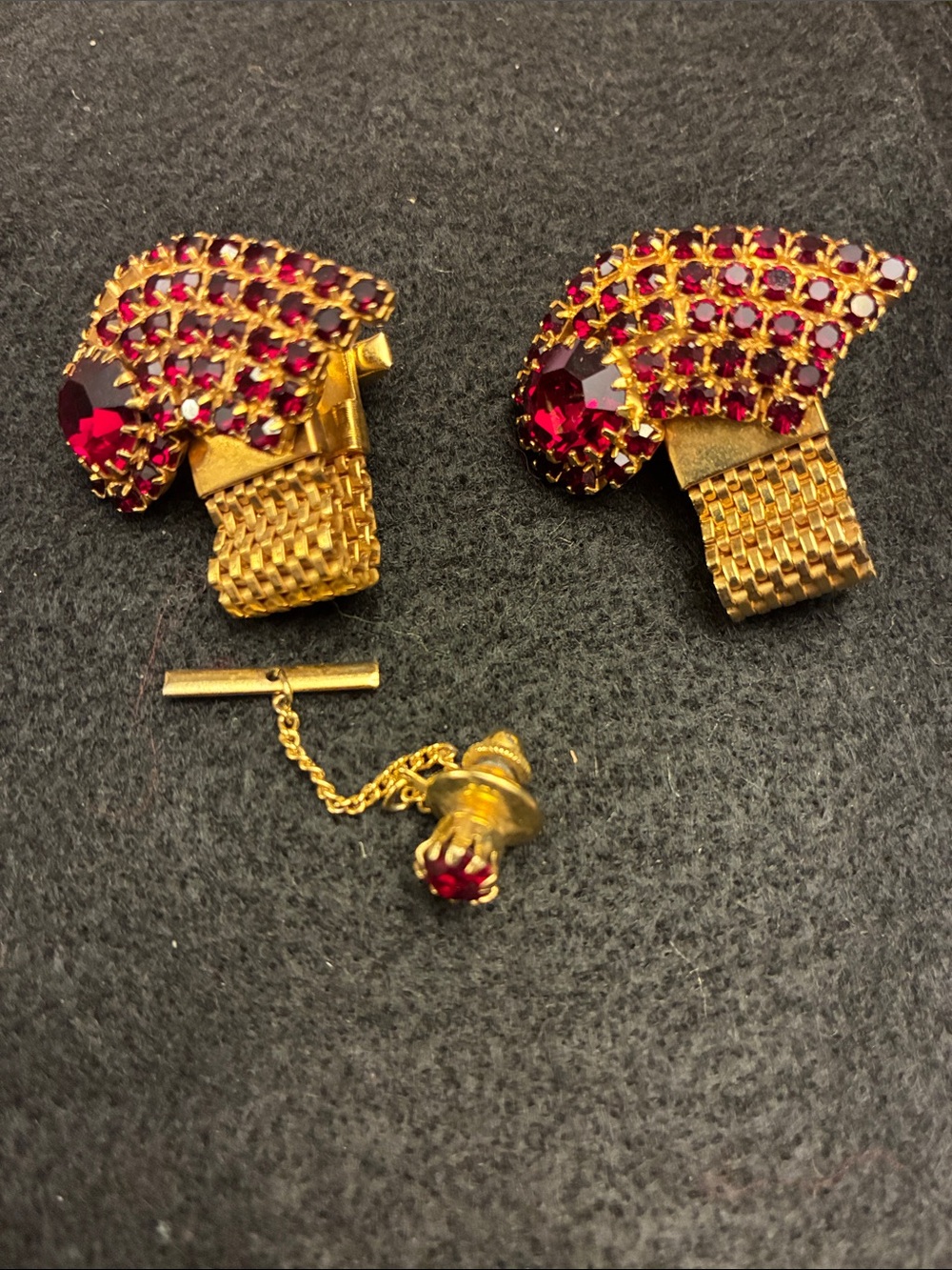 Cufflinks Gold-Tone Red Crystal with tie tac